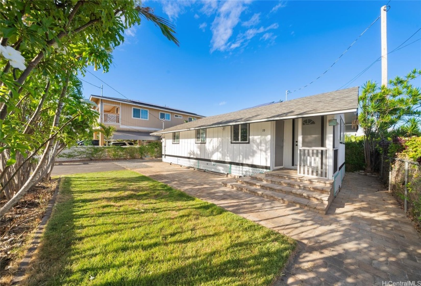 A very niced sized front yard for hosting gatherings with your Ohana.