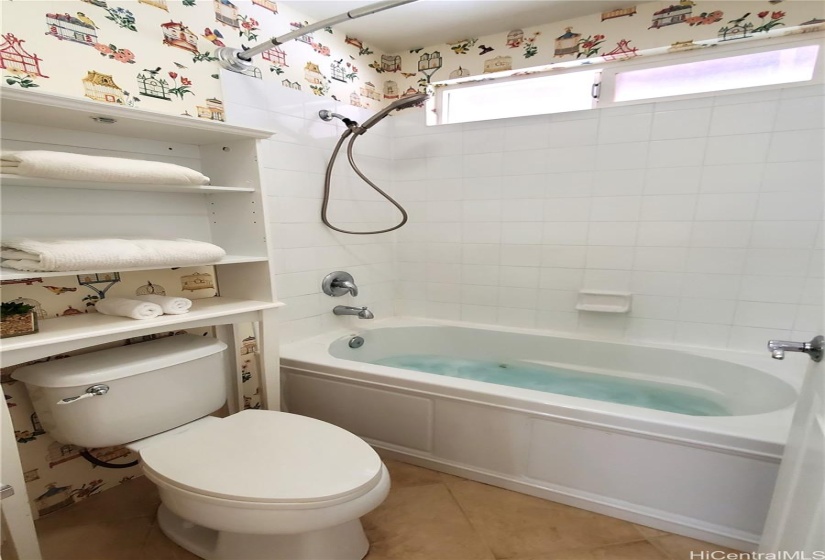 Main bathroom w/ spa tub