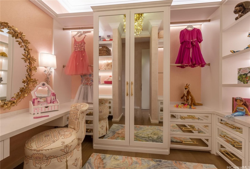 Guest bedroom 2 closet.