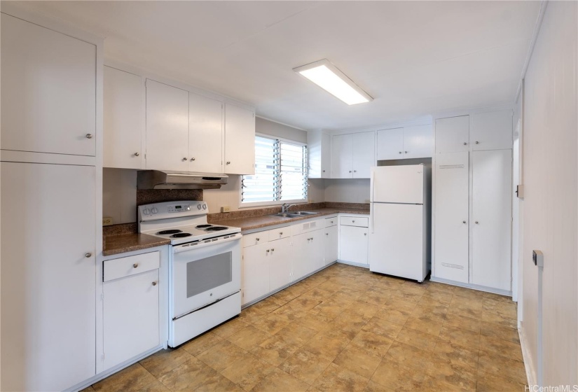 Spacious kitchen in 3 bedroom upstairs