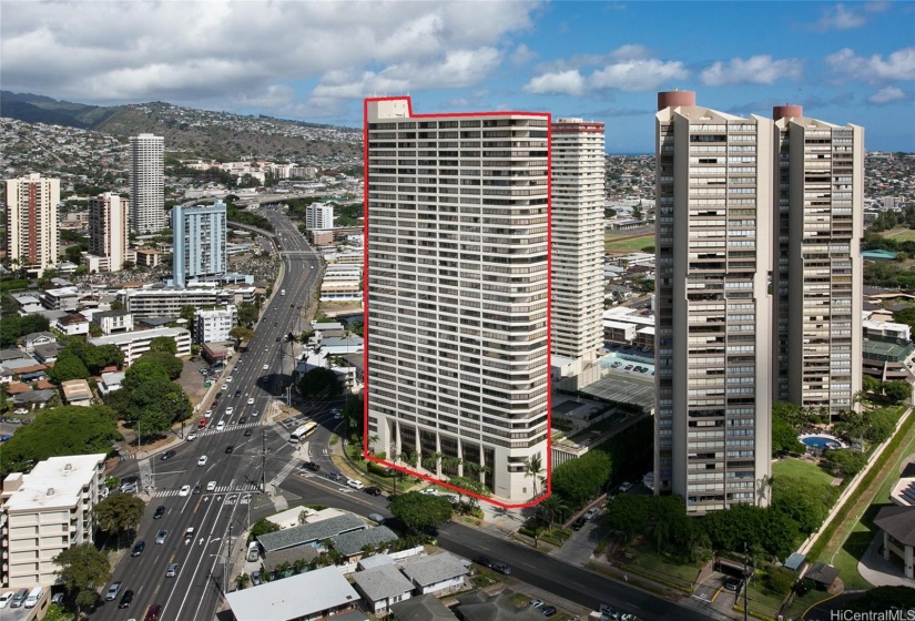 Iolani Court Plaza is very conveniently located near Iolani School, restaurants and markets, bus lines and freeway entrances.