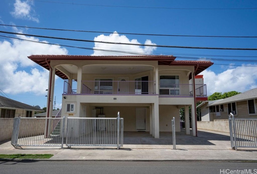 Convenient location near University of Hawaii, Saint Louis School with easy access to freeways, Kaimuki business district and Waikiki.