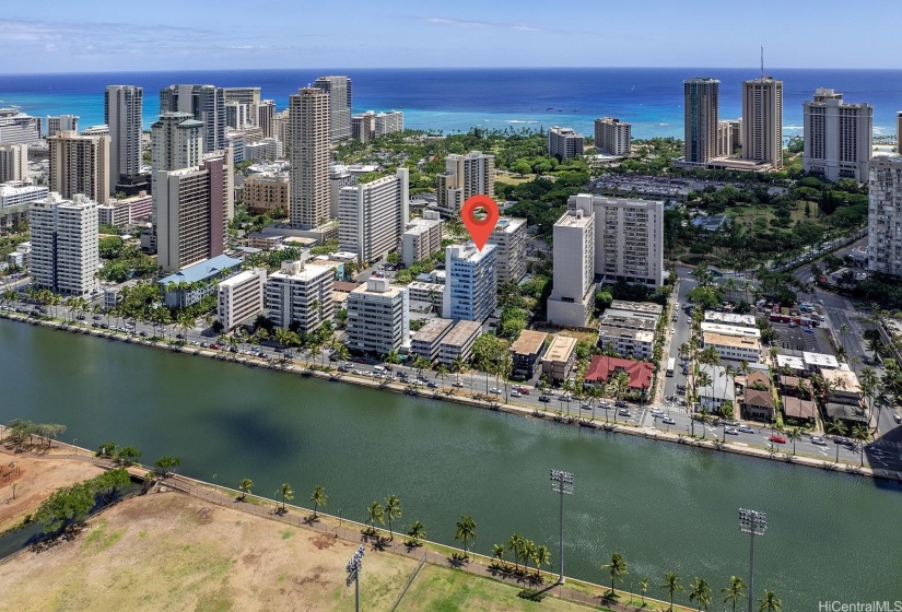 Walking distance to Alai Wai Canal, Waikiki, Hilton Hawaiian Village and plenty of restaurants and shopping nearby