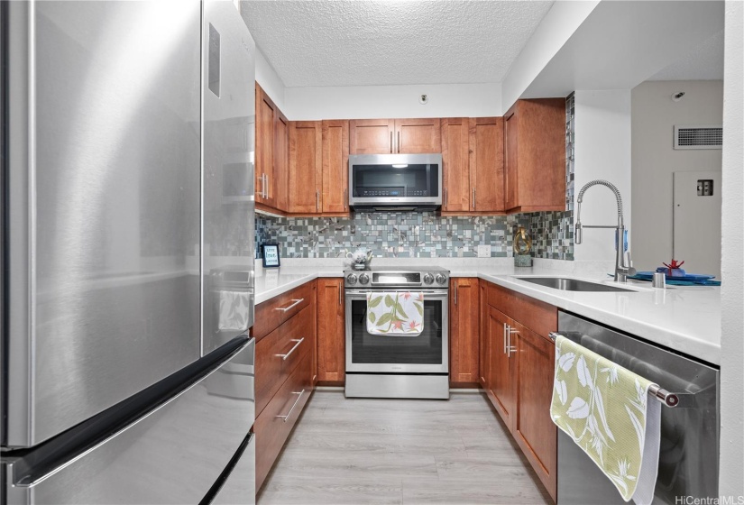 attractive kitchen back splash gives a modern look of elegance.