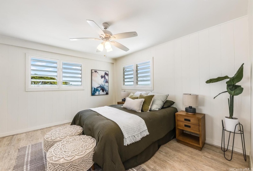 The second upstairs en-suite bedroom offers classic Hawaii charm and ocean views.