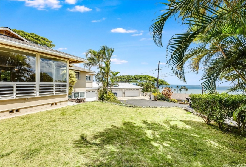 Main front lawn with Kanehoe Sandbar backdrop, great for play and gatherings.