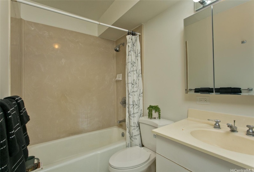 Main bathroom with full tub