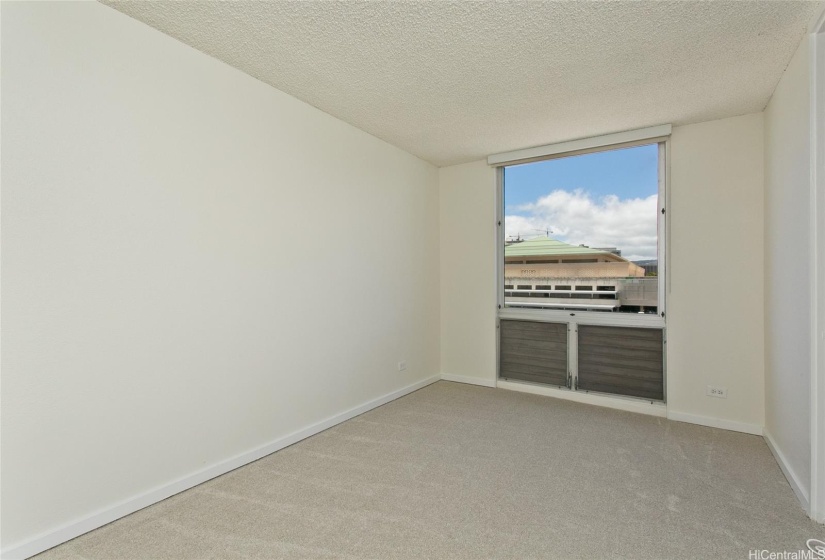 Unstaged primary bedroom