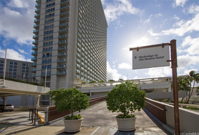 Ramp that connects Ala Moana Hotel to the mall