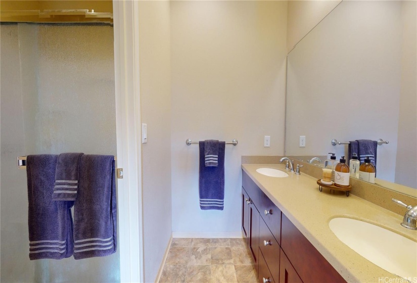 540 Manawai Unit 201: Upstairs primary bedroom ensuite bathroom