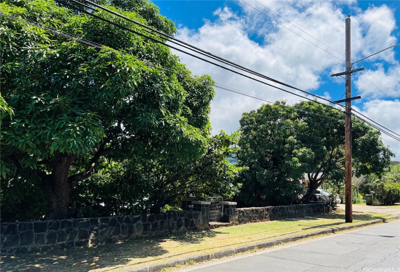 Looking from Auwaiolimu Street to see the width of the street frontage