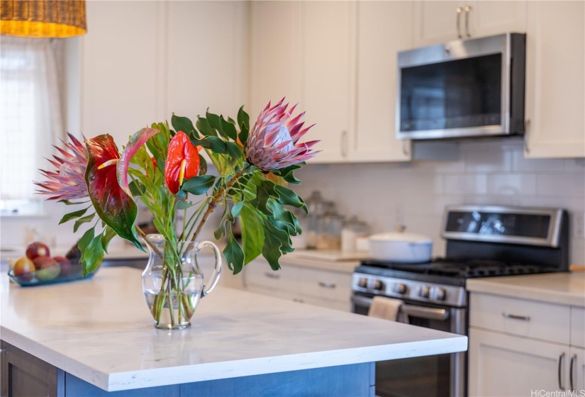 Lots of room to decorate the kitchen area with beautiful Hawaiian flowers.