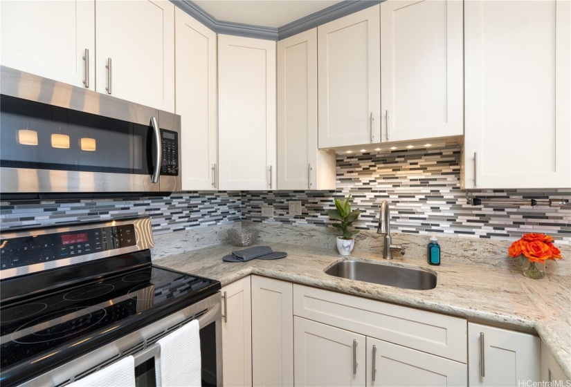 The light and neutral colors throughout really brighten up the unit and really make the kitchen work-space a pleasant place to be.