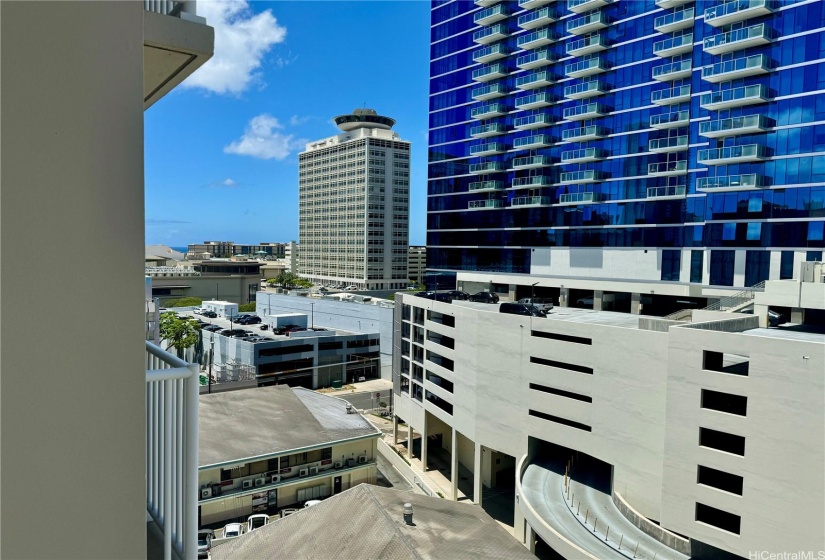 Can see peak of blue ocean from left side of lanai