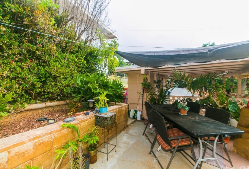 In front of the carport there is a lovely sitting area to enjoy dining or partying with friends