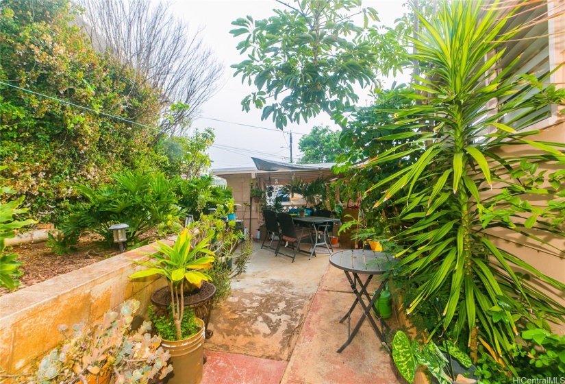 Stepping back to the side of the property, you can see the sitting area