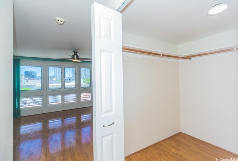 Walk in closet/primary bedroom