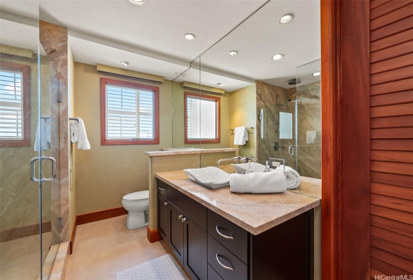 Guest bath with convenient direct access to the guest bedroom