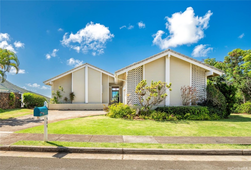 Ample parking in driveway.