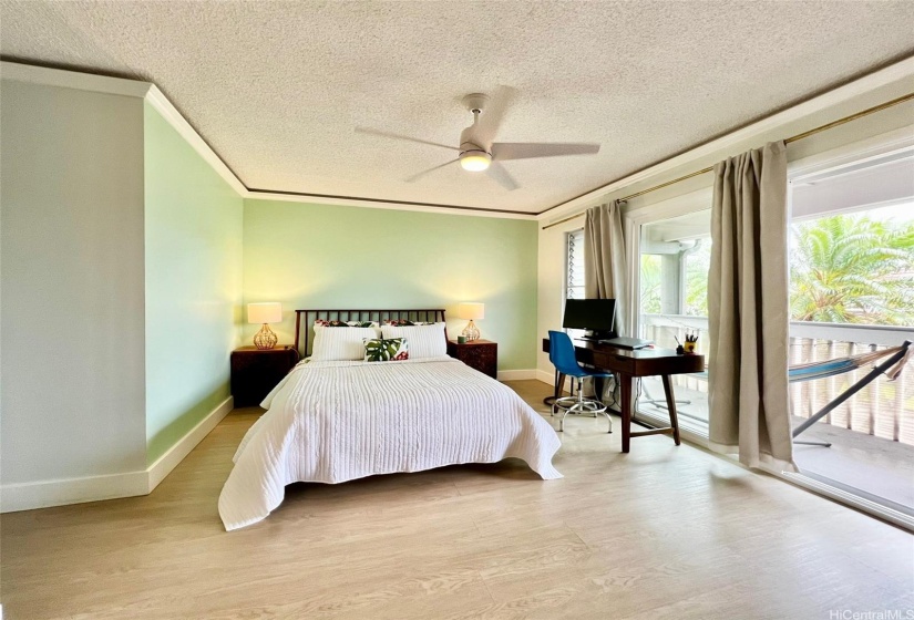 Primary Bedroom w large lanai