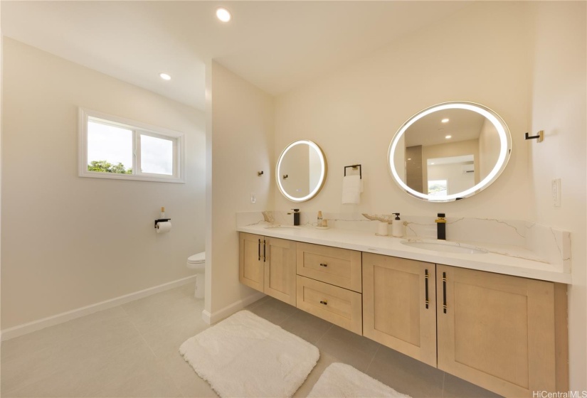 upstairs en suite double sink w/ semi private toilet area