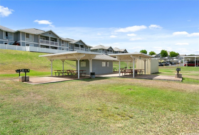 Makakilo Cliffs, common area with BBQs and picnic tables.