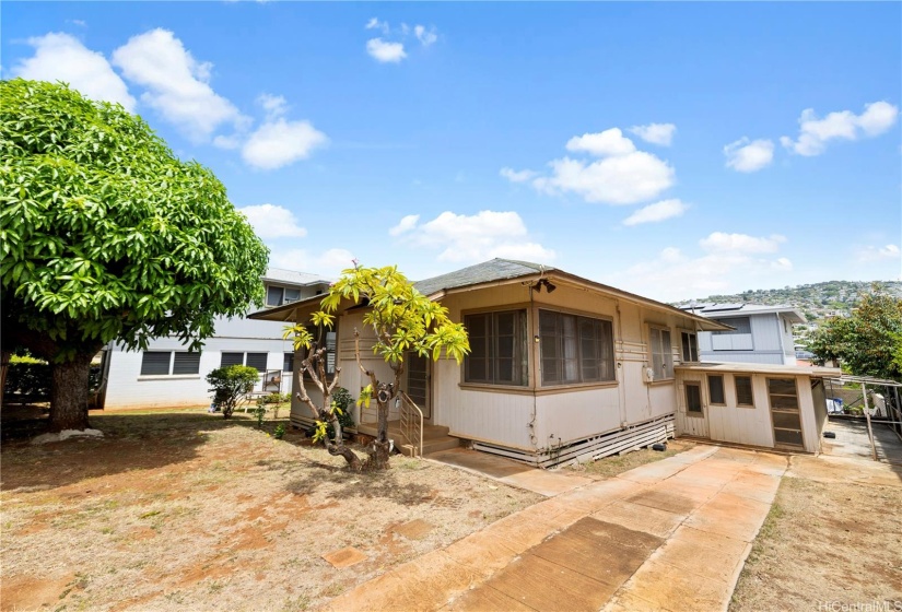 Single Family home in Wai'alae.