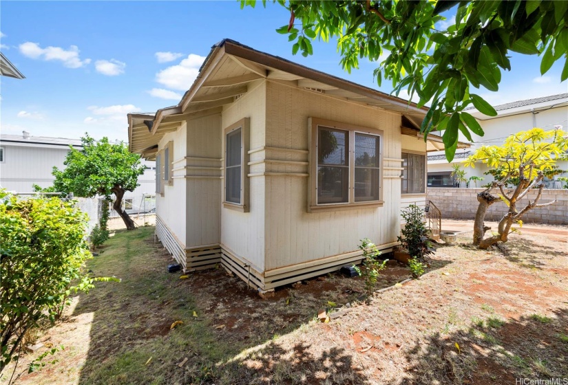 Different viewpoint of front yard.