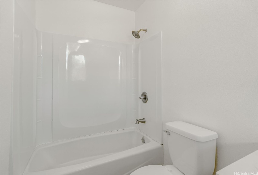 Guest bath in mauka unit.