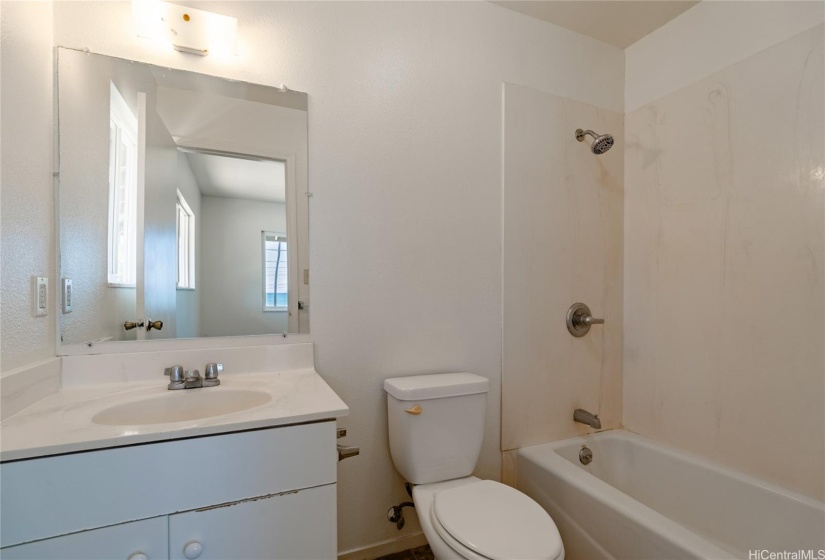 Guest bath in the makai unit.