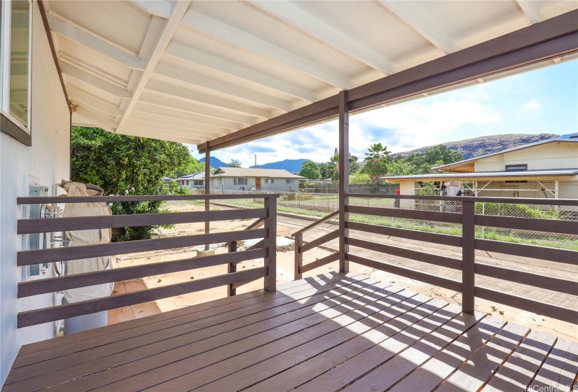 side covered lanai (drivewayside)