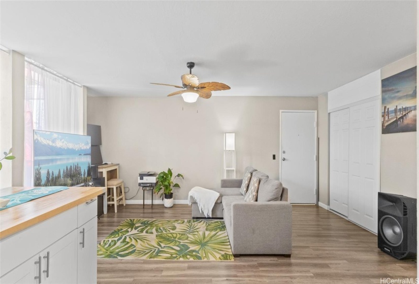 Open concept/large kitchen island.