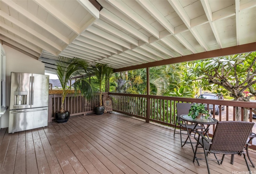 Enjoy indoor-outdoor living with your spacious covered lanai.