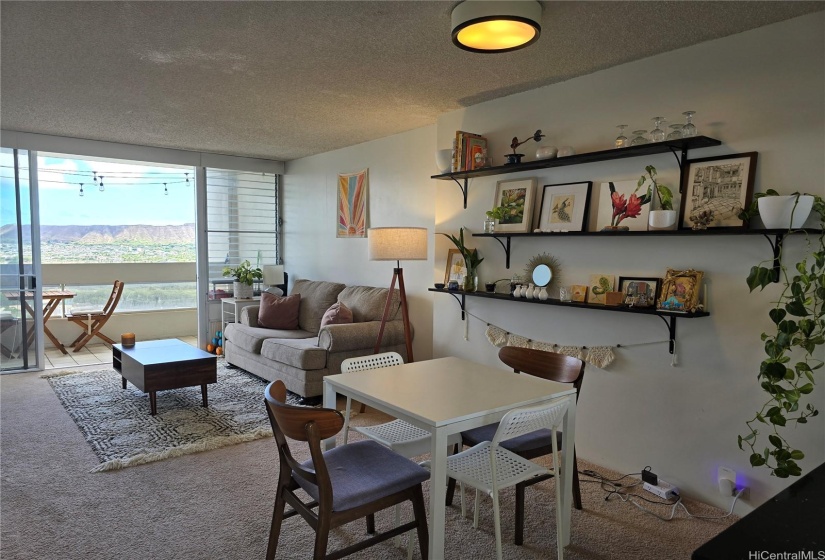 Fresh breezes flow throughout this warm and cozy unit.