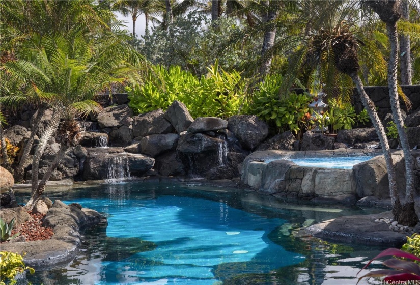 Heated Saltwater Lagoon Pool & Spa