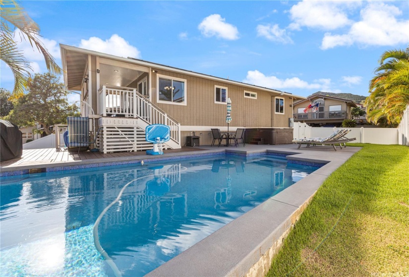 Pool and hot tub. Huge storage under the house.