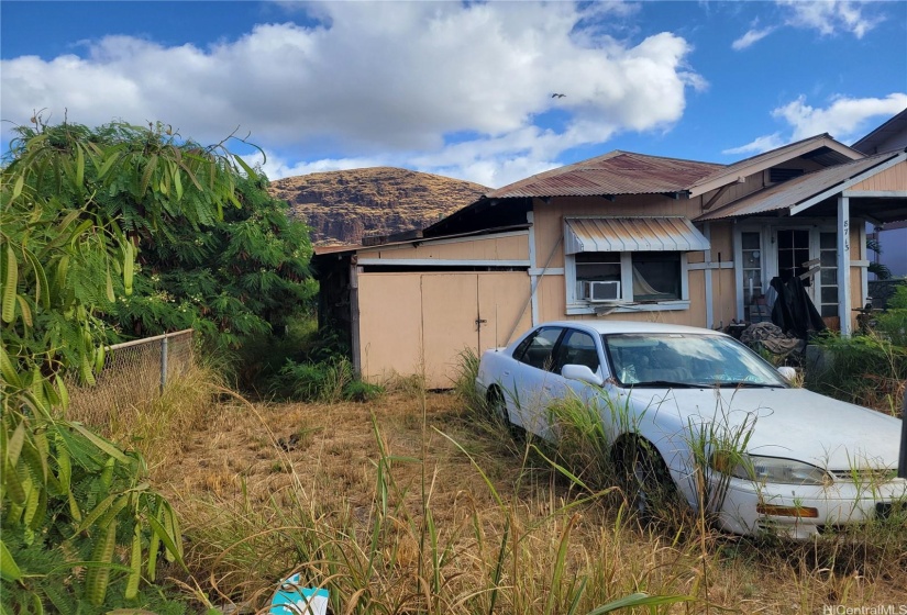 Beautiful Waianae mountain range in the background