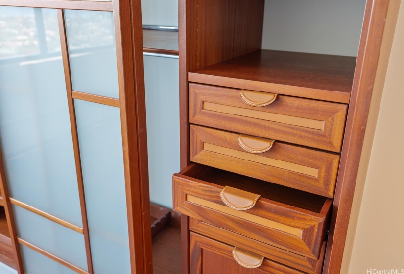 Closet system includes custom drawers