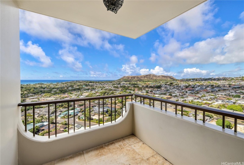 Panoramic views include Diamond Head and ocean