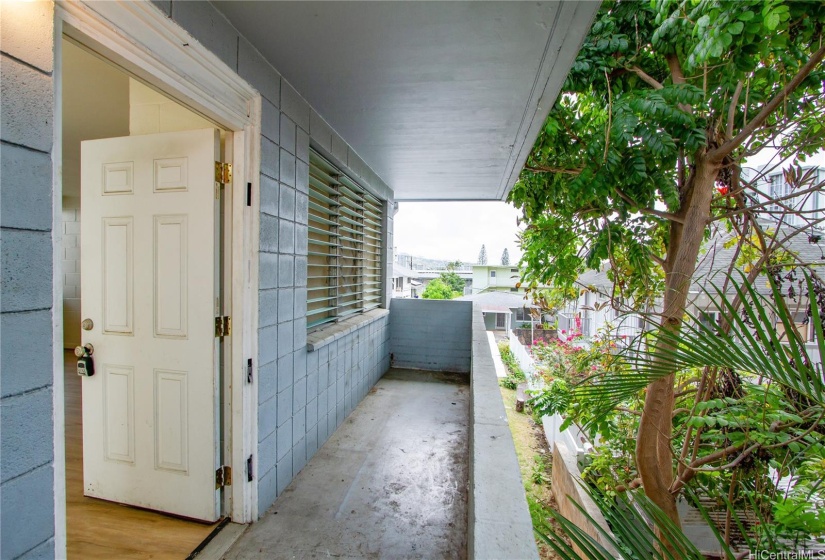 Covered lanai to entrance