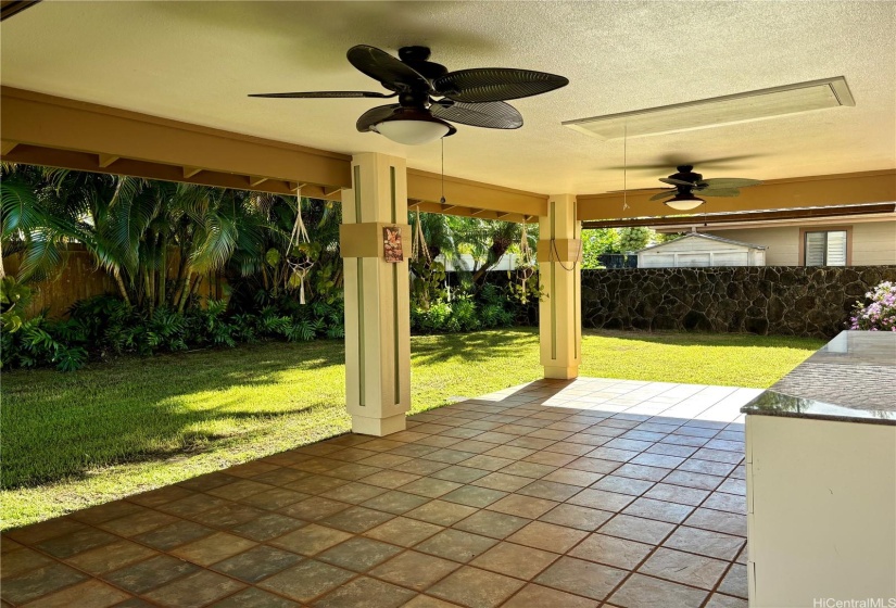 Patio with fans and an attic. Perfect for entertaining.