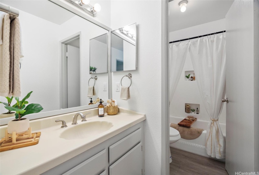 Upstairs hallway full bathroom