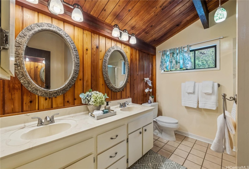 Primary bathroom, dual vanity w/tub