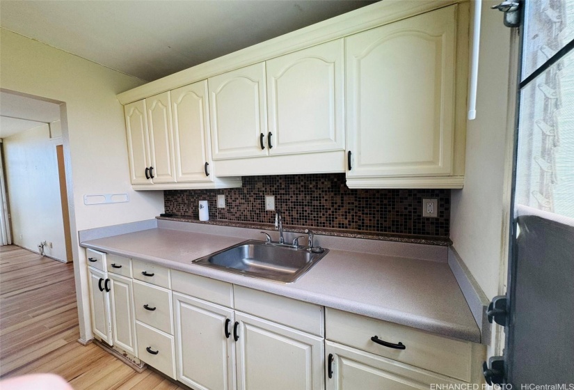 Tastefull Backsplash and Vintage-look Cabinets! *enhanced