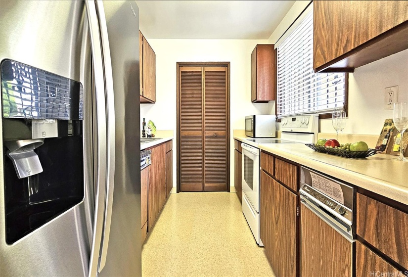 Well-maintained kitchen with brand new blinds!