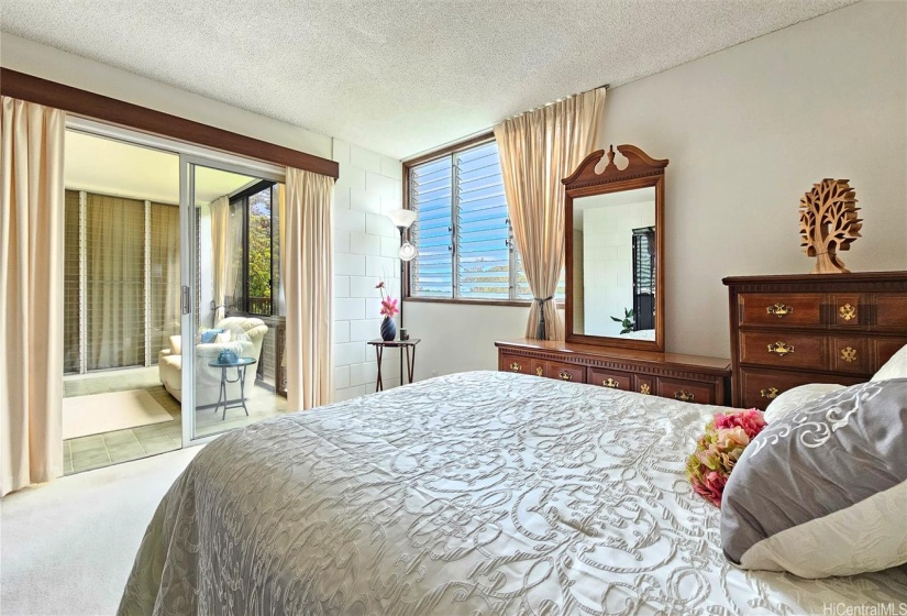 Bright & spacious primary bedroom with access to covered lanai