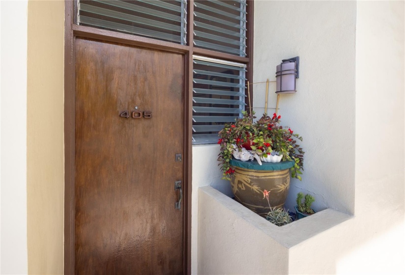 Windows from entry to lanai provide fantastic air flow.