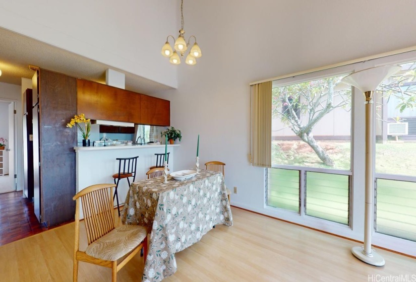 Dining area so you eat either at the table or counter