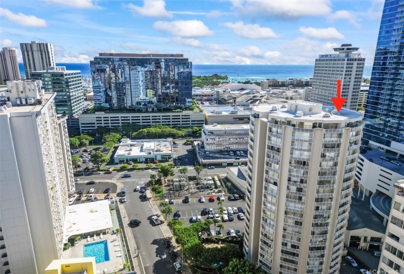 Aerial photo of the building and proximity to Ala Moana & Ala Moana Beach Park