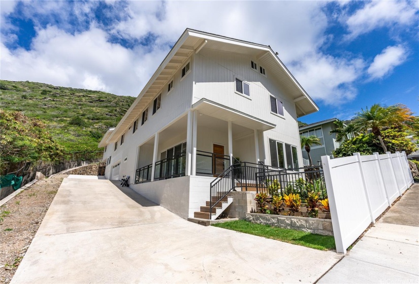 1280 Miloiki St // two immaculate, new residences in Kamiloiki, Hawaii Kai.